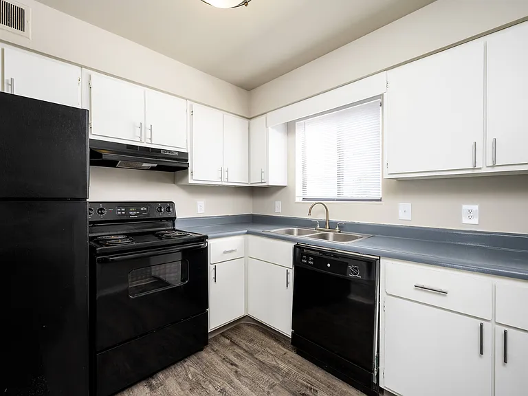 Black Hawk Apartments — Photo 17