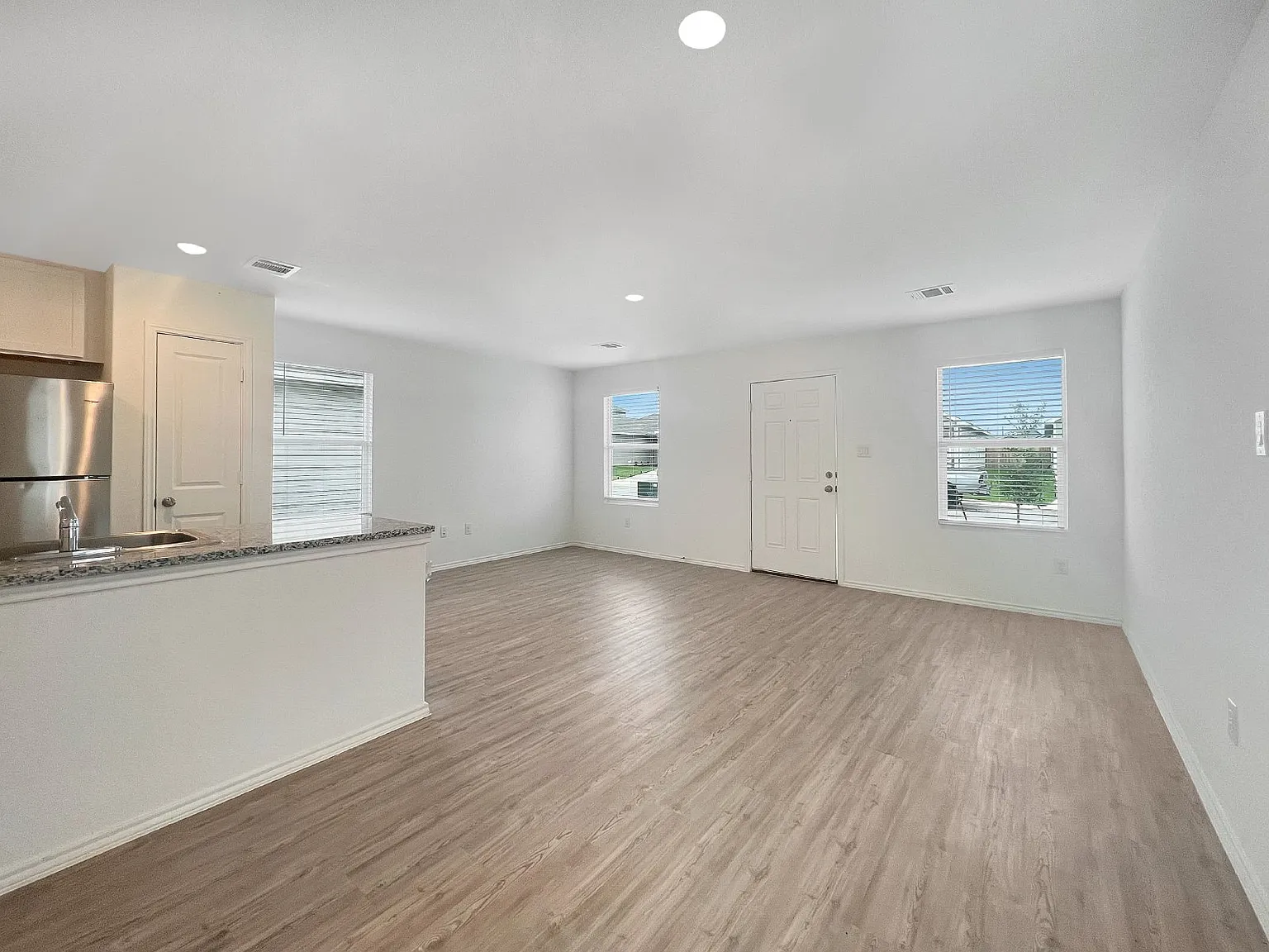 3 bed, 2.0 bath, 1026 sqft, $1,250 — Photo 4