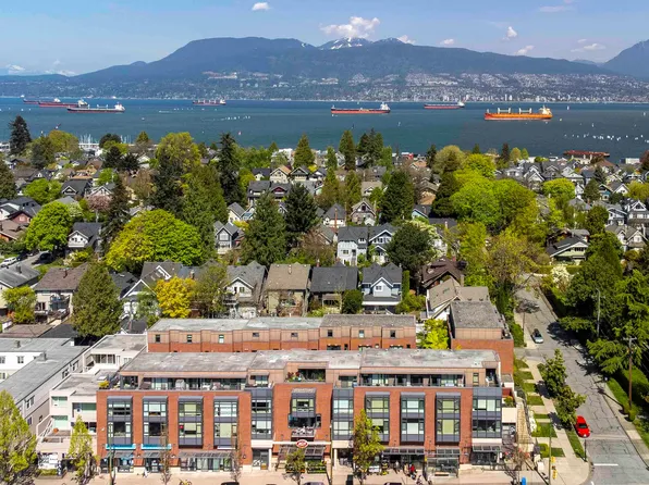 1961 Collingwood St #215, Vancouver, BC V6R 3K6