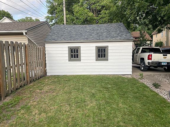 3rd image of 870 22nd Ave SE