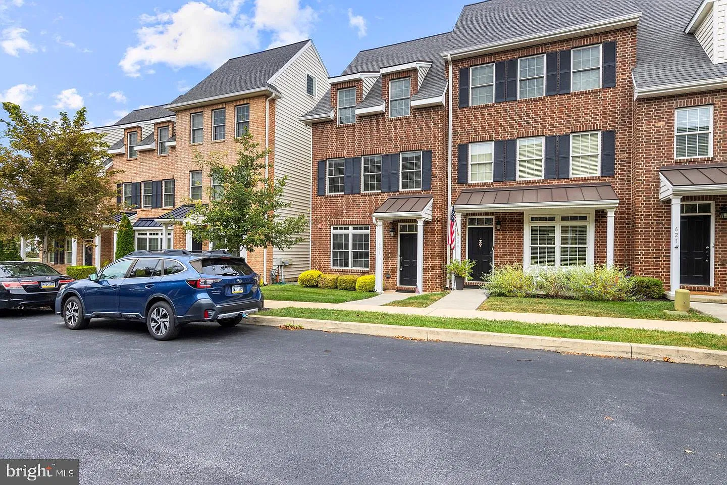 3 bed, 3.5 bath, 2152 sqft, $3,100 — Photo 2