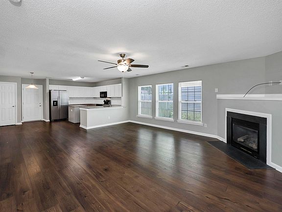 3rd image of 301 Bracken Dr