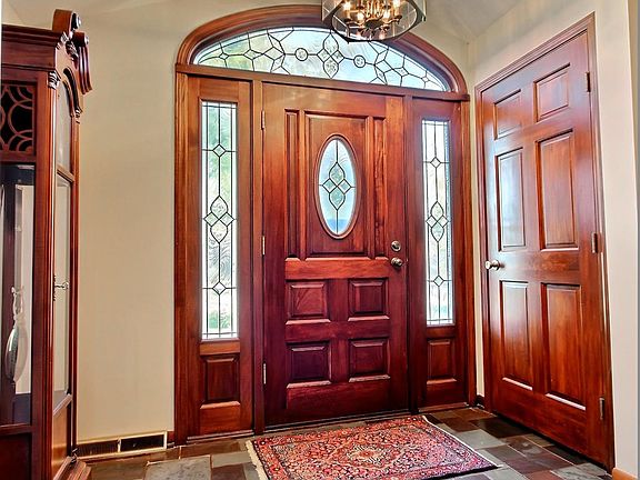 SPACIOUS FRONT FOYER