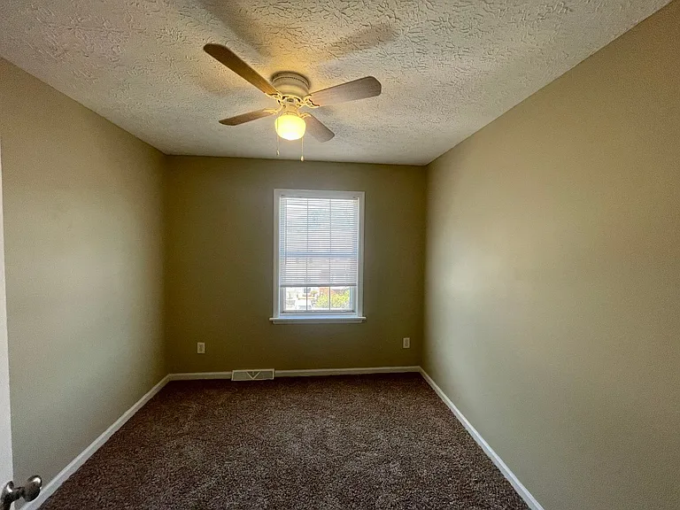 1450 Ashbourne Dr — Photo 9