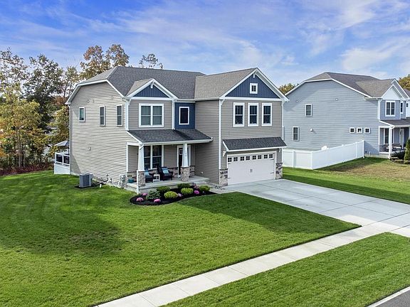 3rd image of 106 Laquinta Dr