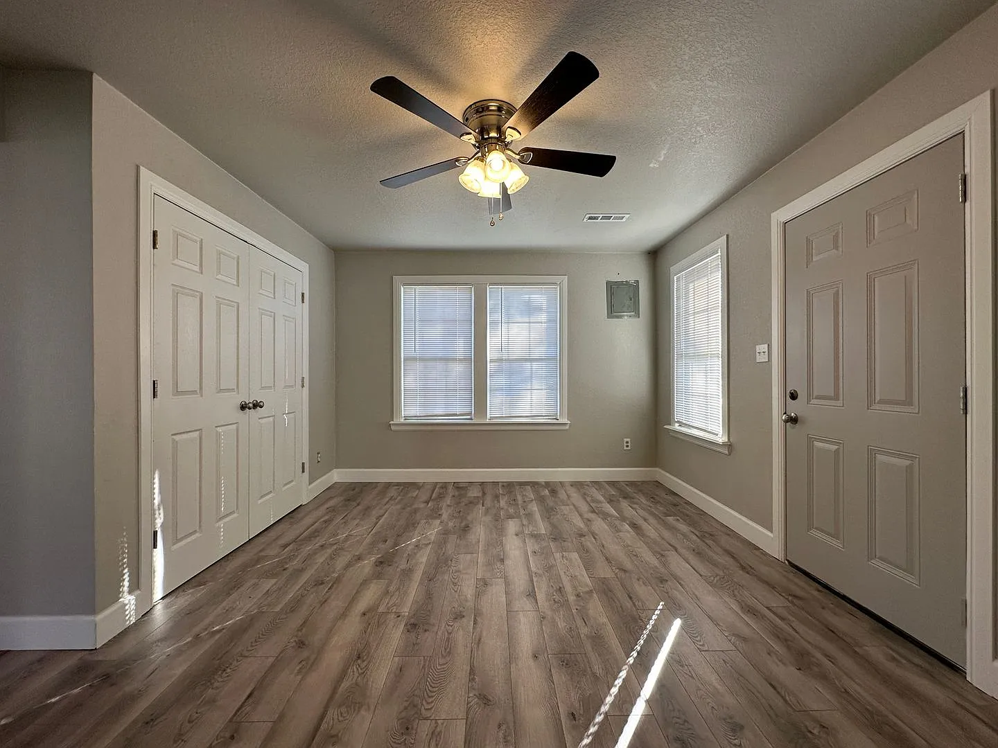 Beautiful Stone Home for Rent! - 3 Bedroom, 1 Bathroom - 1173 sqft — Photo 2