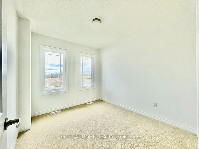 67 Milady Cres — Photo 11
