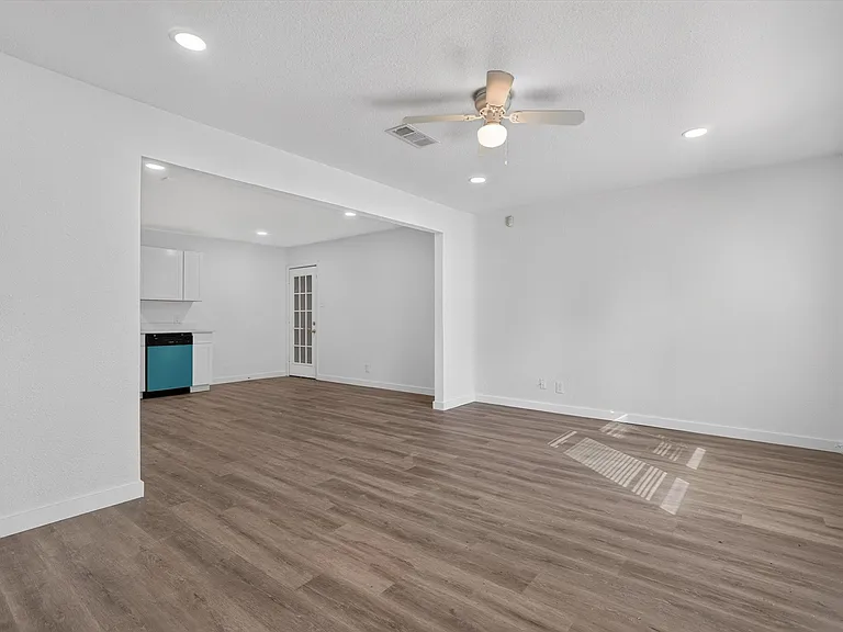 541 NW King St — Photo 6