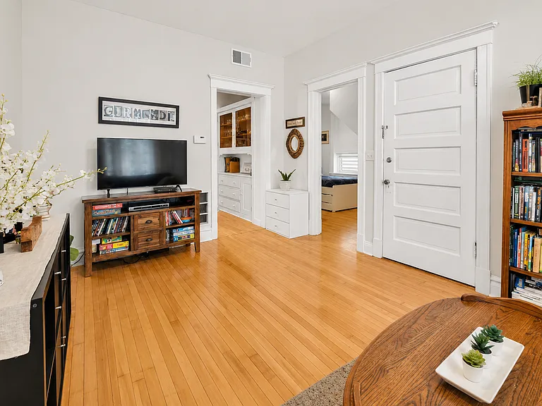 1335 W Melrose St #1F — Photo 5