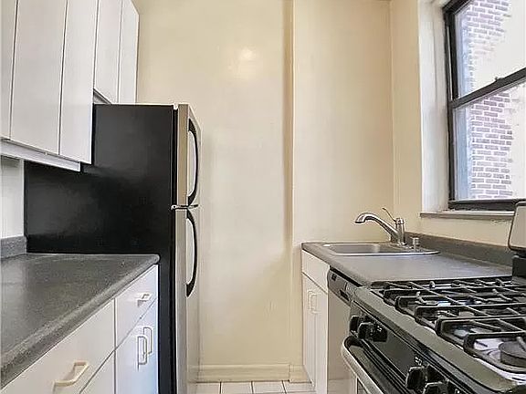 5th image of 350 E 54th St APT 5J