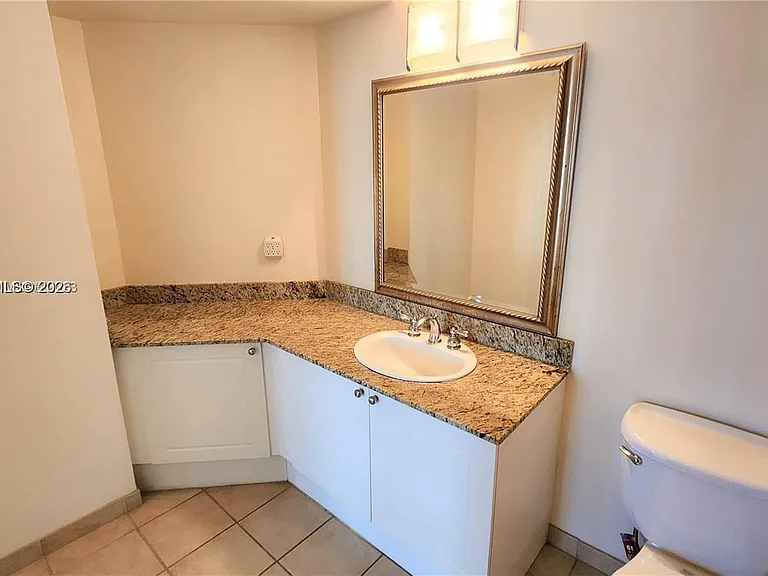 19501 W Country Club Dr #704 — Photo 11