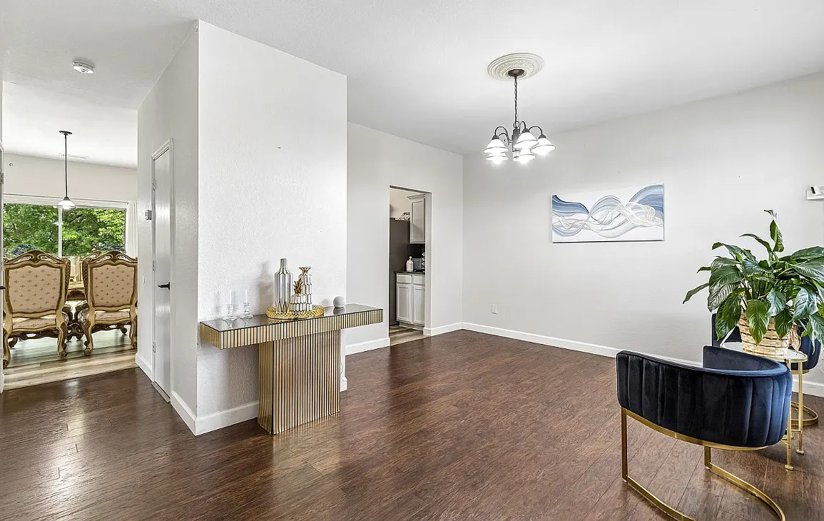 3 bed, 2208 sqft, $2,200 — Photo 2