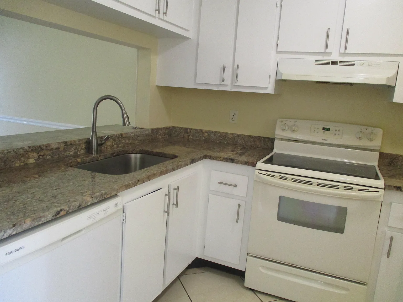 2 bed, 2.0 bath, 787 sqft, $2,100 — Photo 3