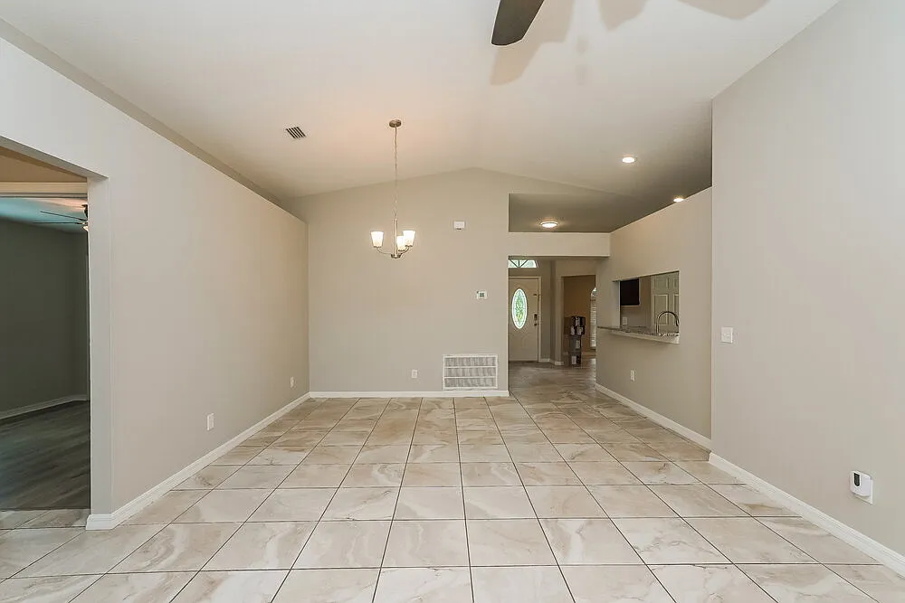 4 bed, 2.0 bath, 1865 sqft, $2,570 — Photo 4