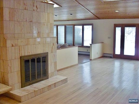 3rd image of 54 Kenwood Dr