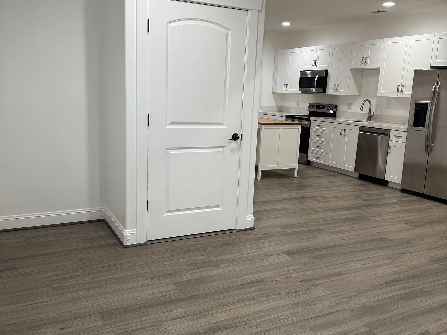 Beautiful location in Sandy, quiet neighborhood, up-to-date apartment just waiting for you. — Photo 4