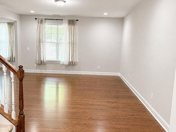 2nd image of 325 Acorn Hollow Pl