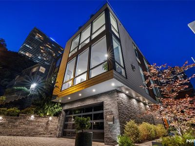 12 Hooks Ln, Edgewater, NJ, 07020