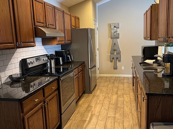 Galley Kitchen
Porcelain Plank floor