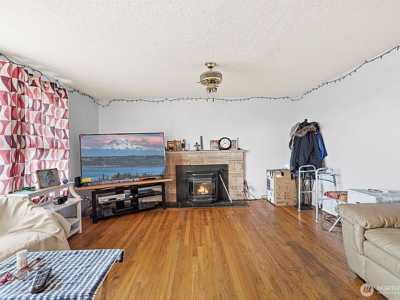 3rd image of 8829 20th Avenue SW