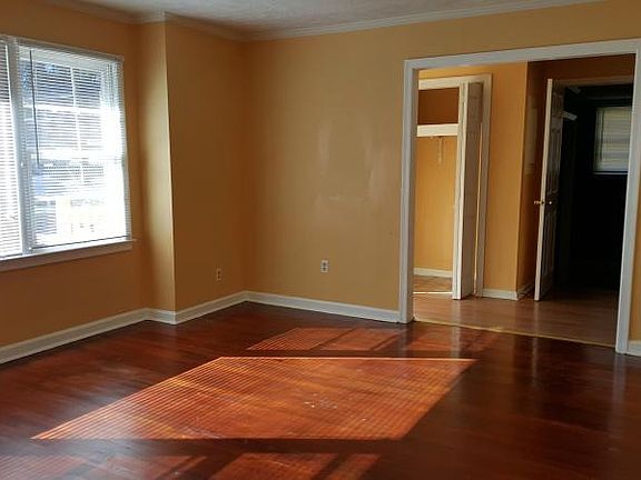 3rd image of 856 Sherwood Cir
