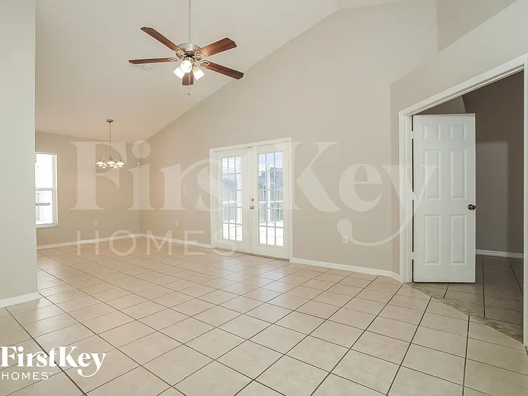 335 Darlington Loop — Photo 3