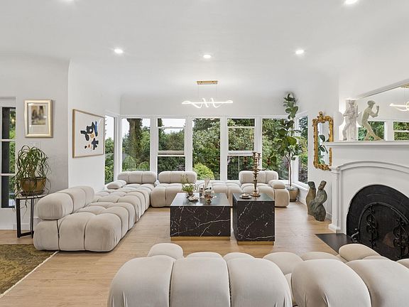 4th image of 4043 Rose Cres