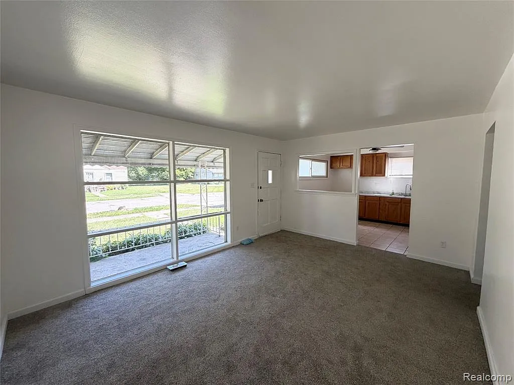 3 bed, 1.0 bath, 952 sqft, $1,200 — Photo 2