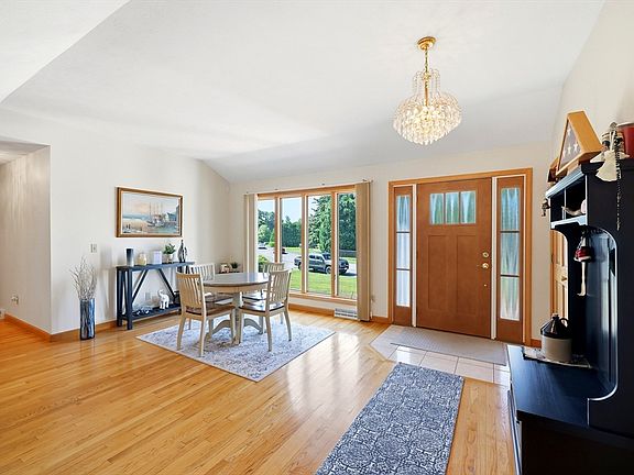 3rd image of 142 Oak Knoll Cir