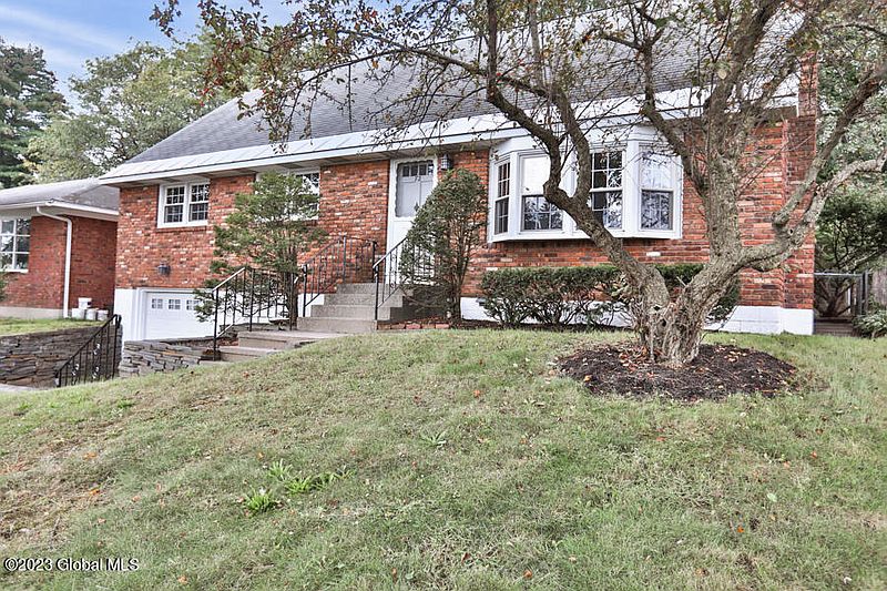 2nd image of 72 Hawthorne Avenue