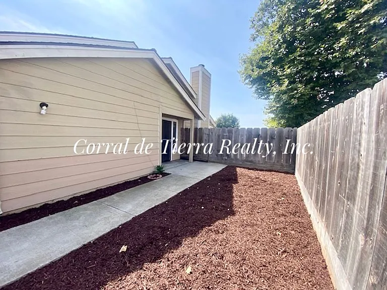 47 Julia Ave — Photo 6