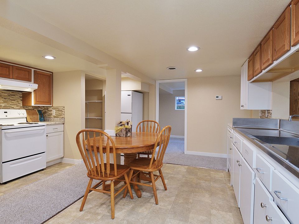 Kitchen w/ dining