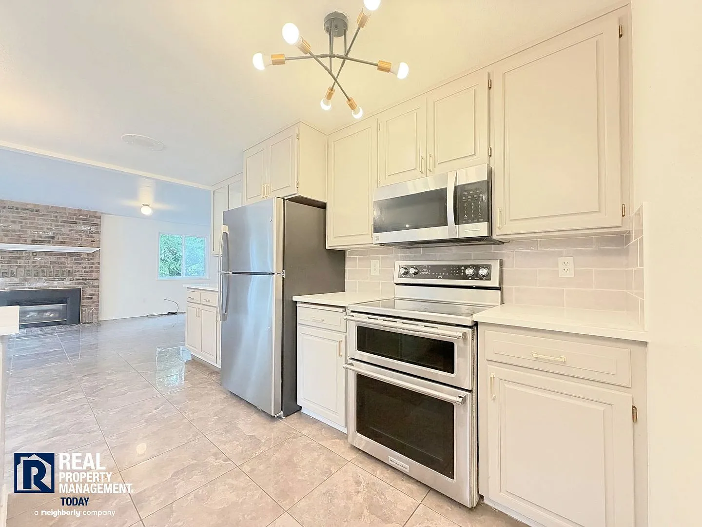 Spacious 4-Bedroom Puyallup Home with Large Fenced Yard & 2-Car Garage — Photo 4