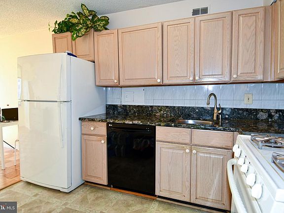 4th image of 5225 Pooks Hill Rd #803