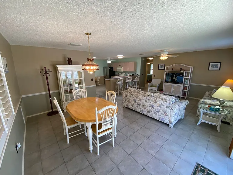 440 Canterbury Ct — Photo 6