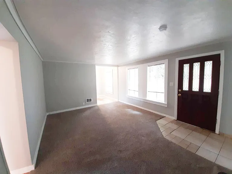 113 E Hilliard Ln — Photo 4