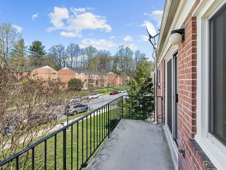 10619 Weymouth St #201 — Photo 24
