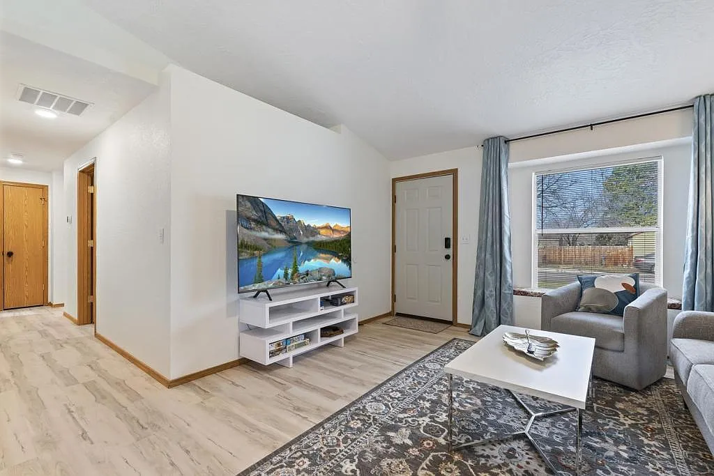 3425 W Glenn St — Photo 3
