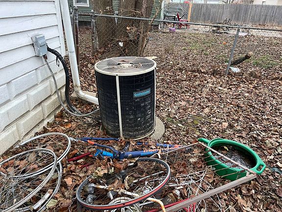 4th image of 817 E Virginia Ave