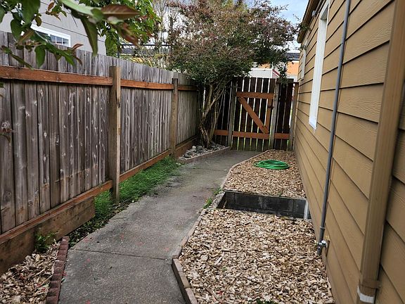 3rd image of 1209 H St SE