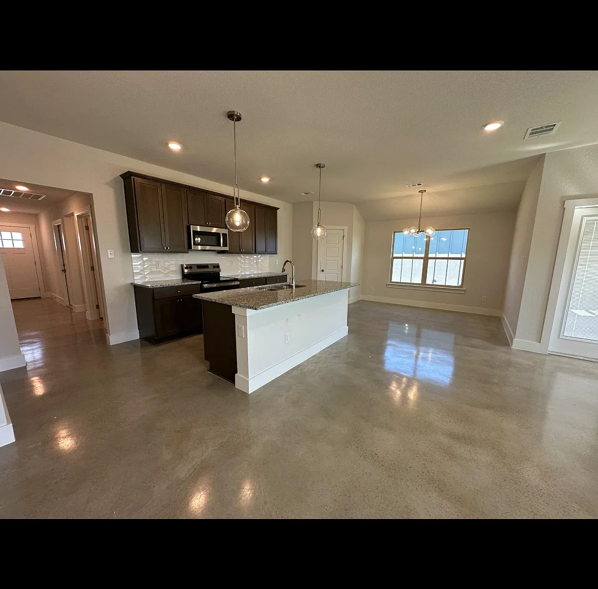 4 bed, 1657 sqft, $2,100 — Photo 2