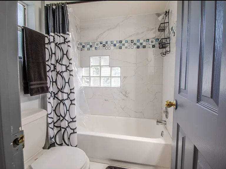 1815 Larkin Ave — Photo 3