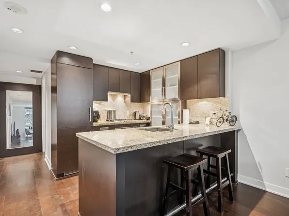 1055 Richards St #301, Vancouver, BC V6B 0C2