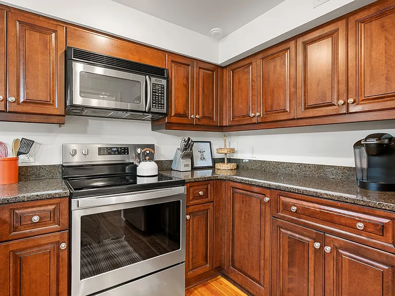 377 King St #206 — Photo 15