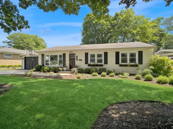 505 Pine Ct, Lake Bluff, IL 60044