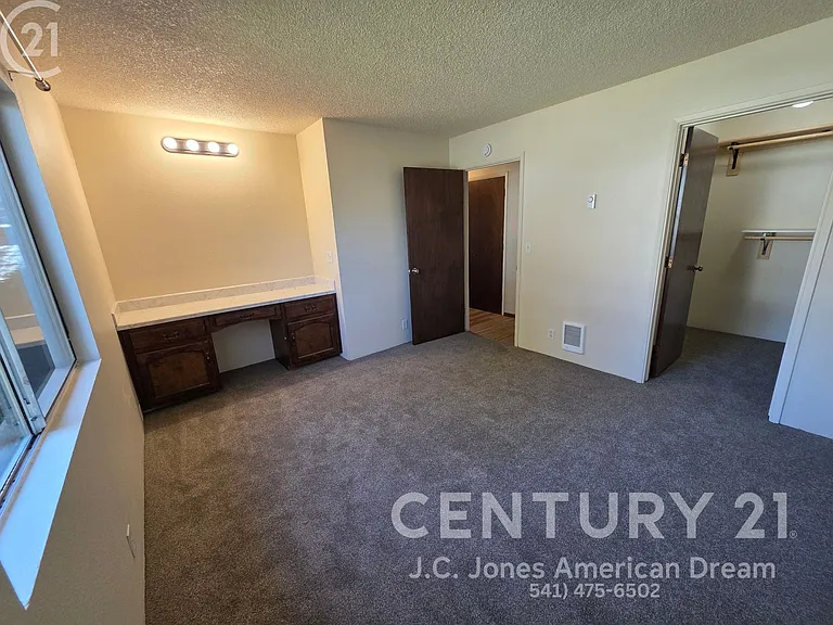 809 NW C St — Photo 6