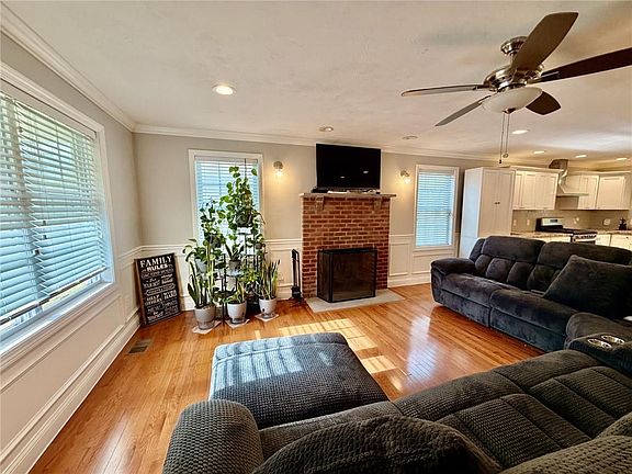 4th image of 571 Fruit Hill Ave