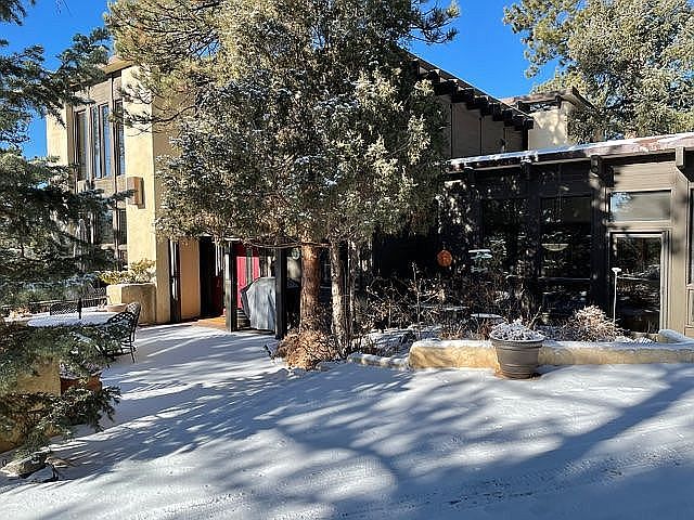 Front entrance w/patio