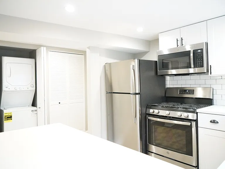 Pf-Arg, 2544 N. Avers Series — Photo 11