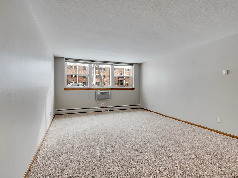 Queen Terrace Apartments — Photo 8